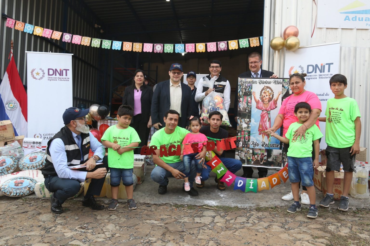 Personas de Hogares Infantiles y Comedores posando junto con alimentos no perecederos.