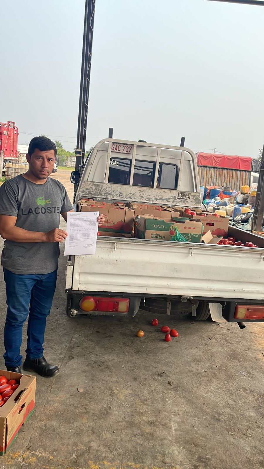 Persona posando junto con la donación.