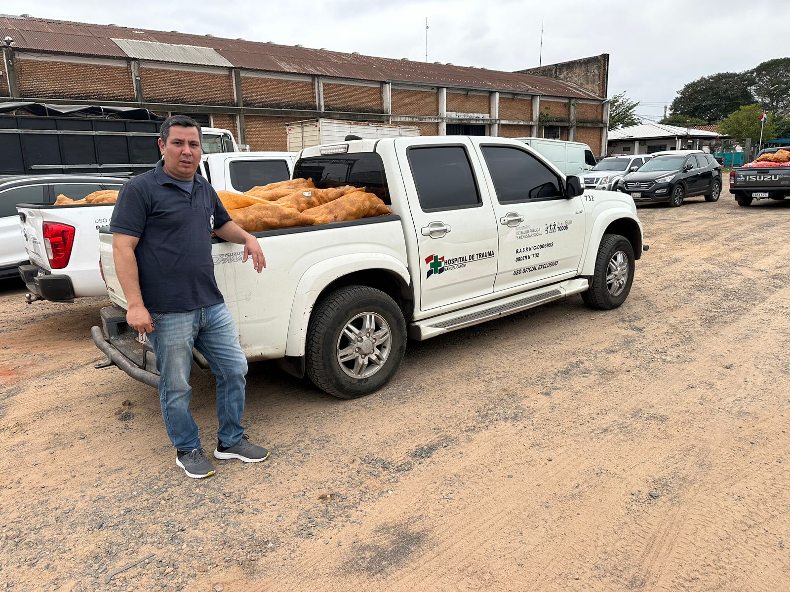 Persona posando junto con la donación.