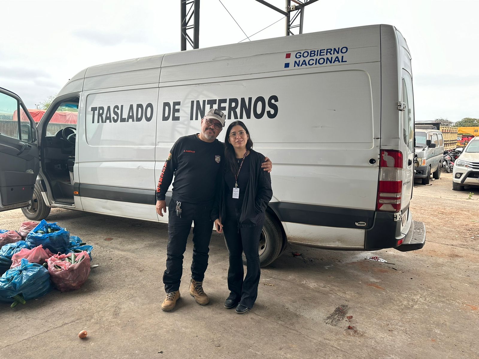 Persona posando junto con la donación.
