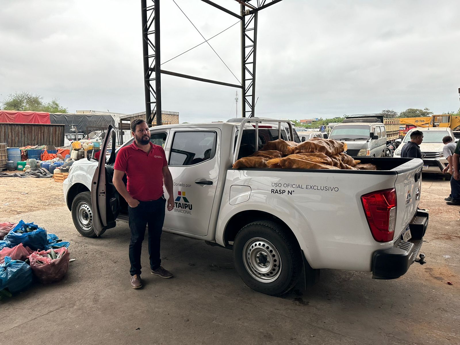 Persona posando junto con la donación.