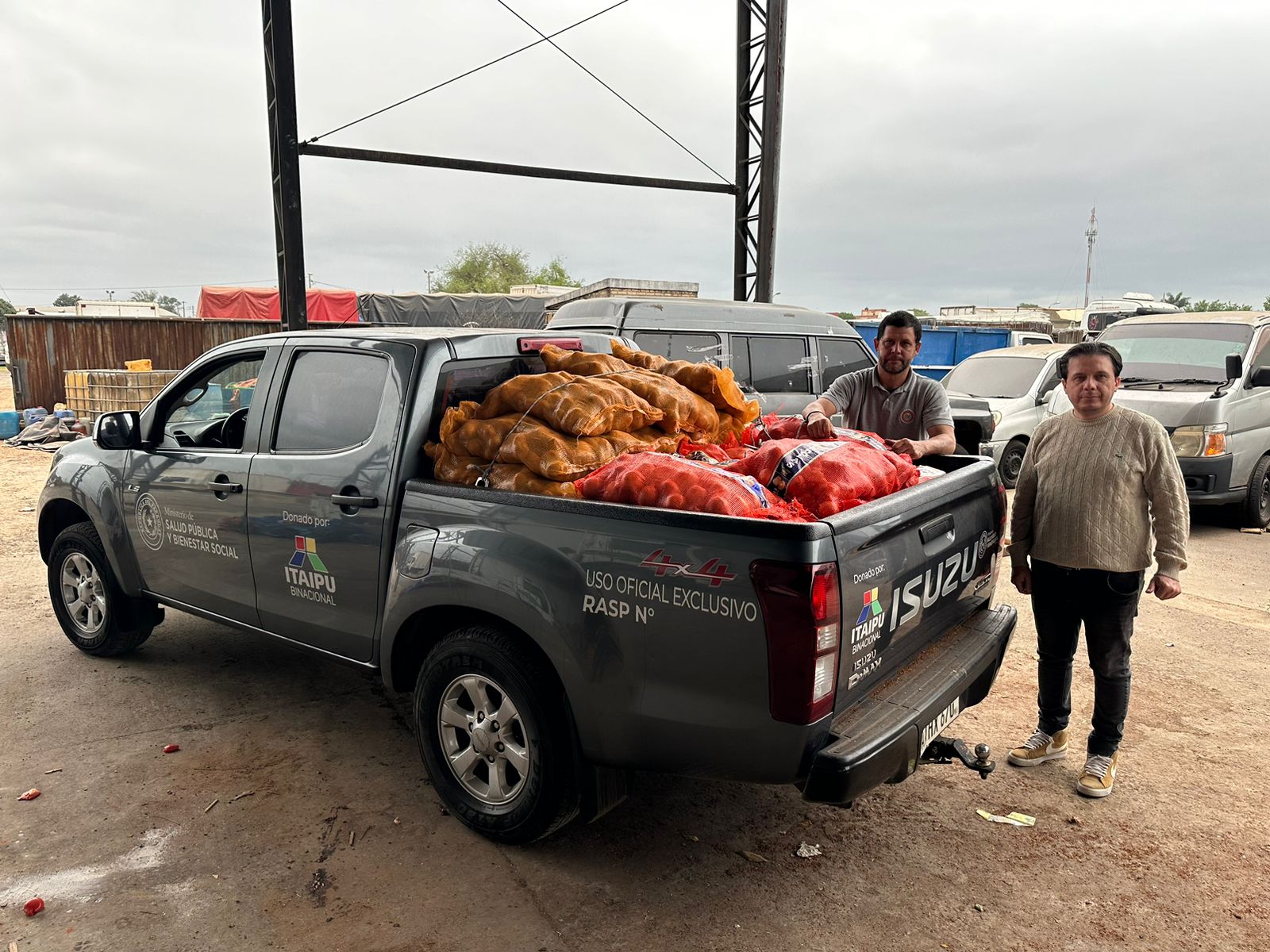 Persona posando junto con la donación.