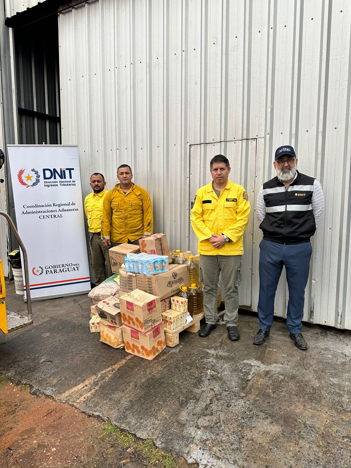 Persona posando junto con la donación.