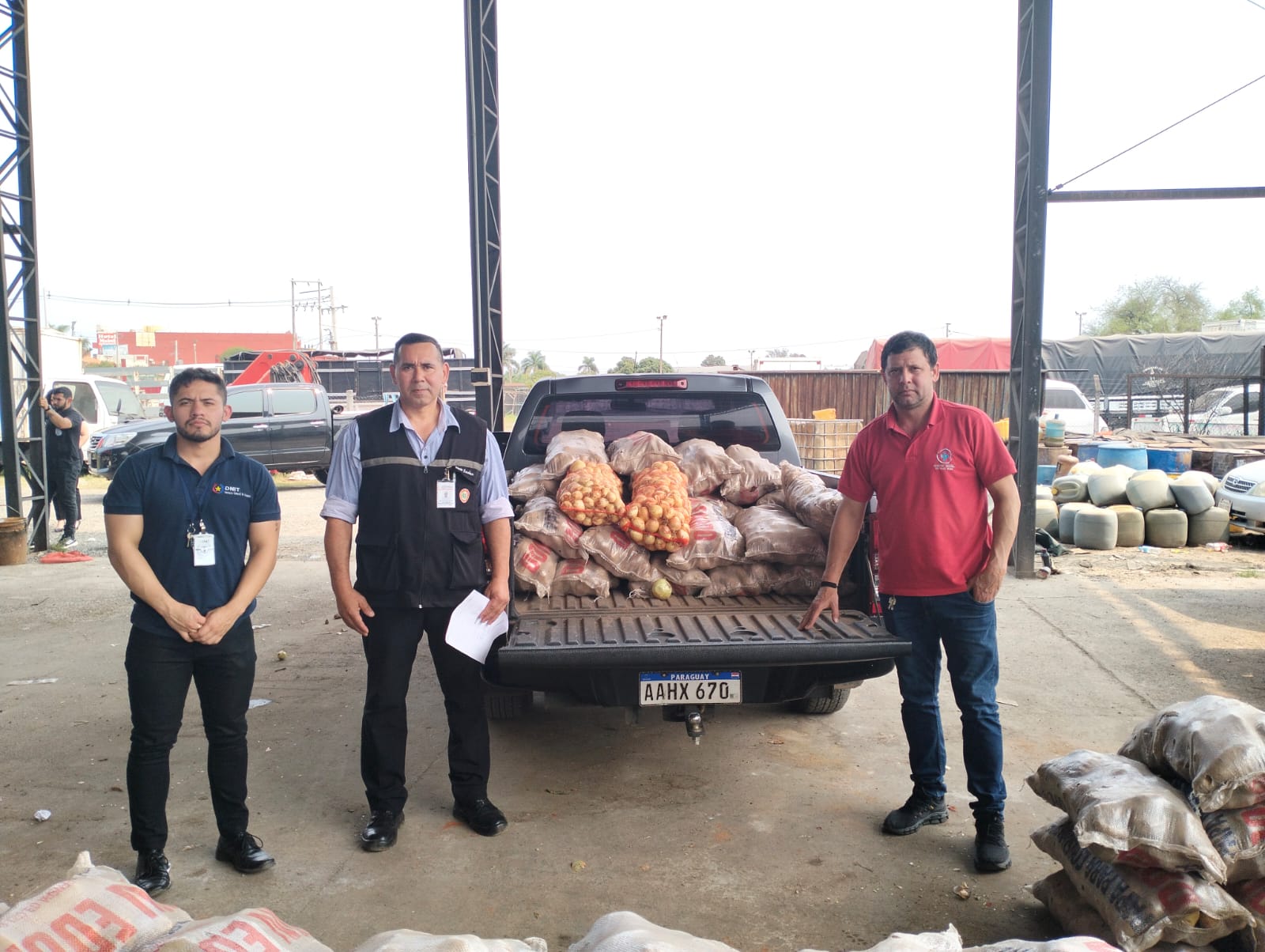 Personas posando junto con las donaciones.