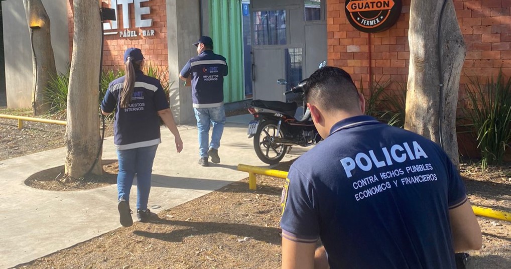 Agentes de la DNIT y de la Policia Nacional llegando al local a ser intervenido