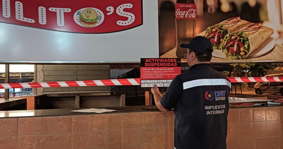Suspenden actividades de una cadena de comidas