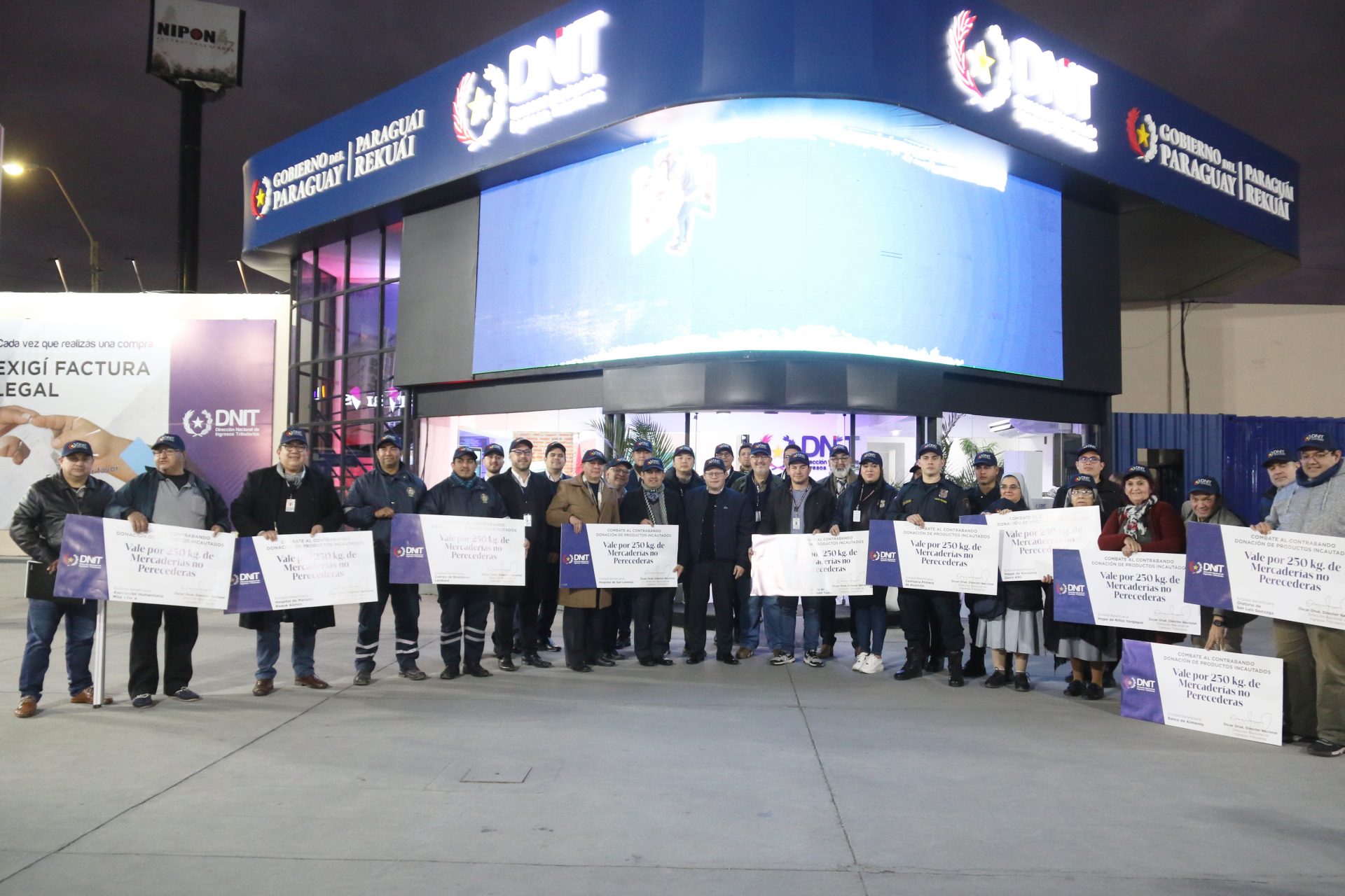 Entrega de donaciones desde stand