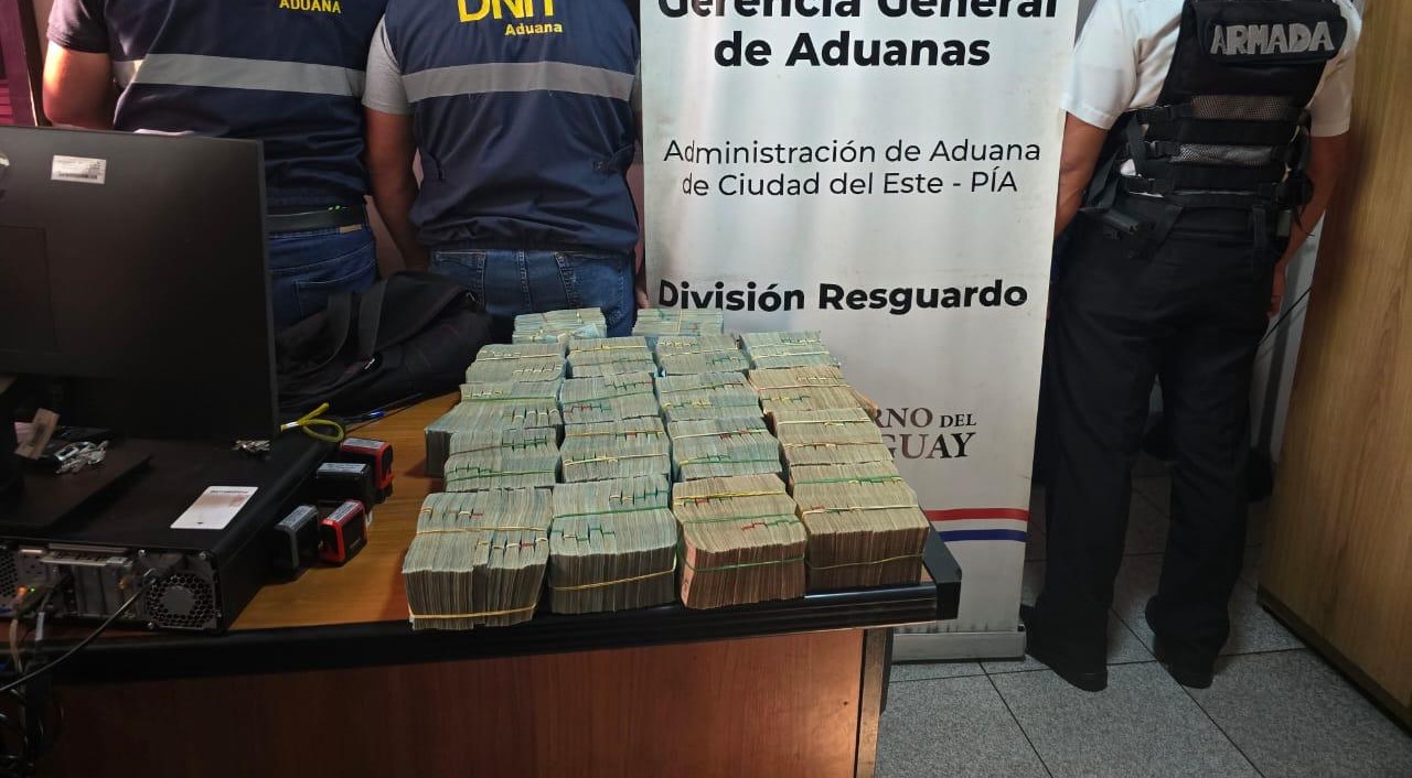 DNIT incauta alta suma de reales no  declarados en el Puente de la Amistad