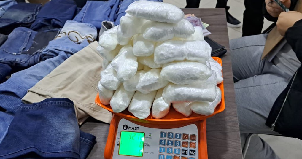 Detectan droga entre pantalones de jeans