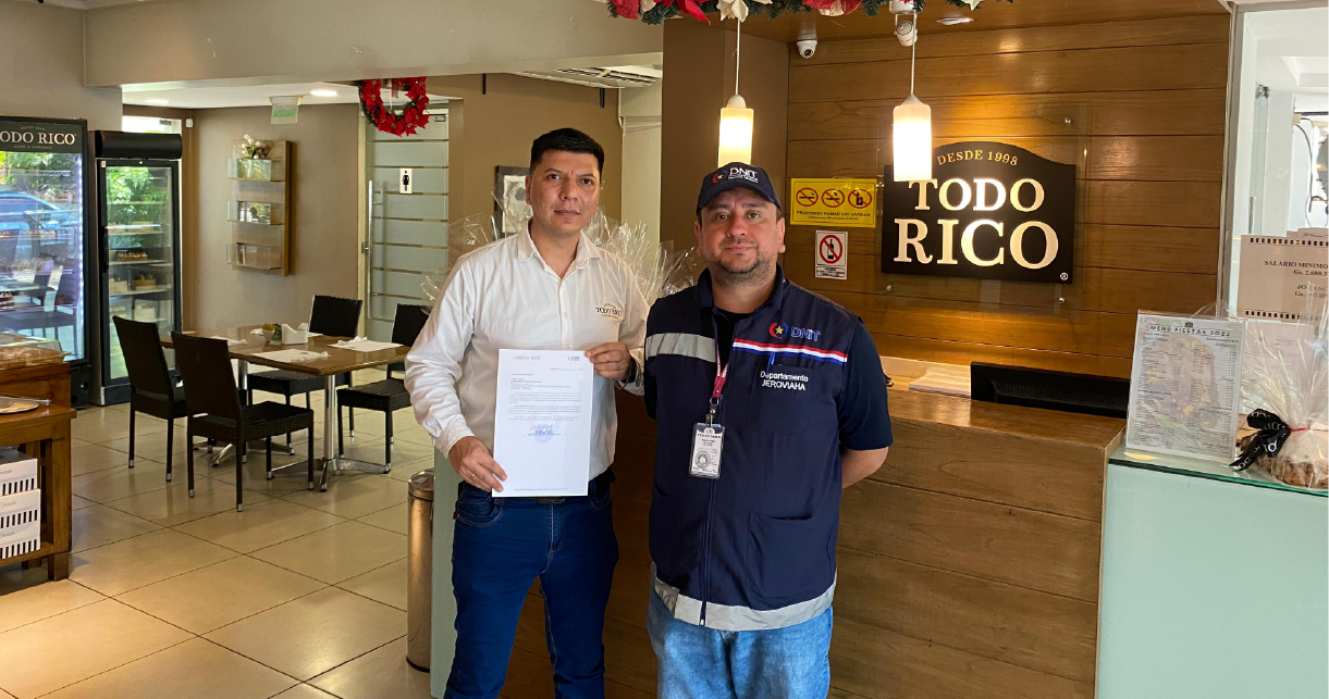 Reconocimiento otorgado a local comercial por expedir Comprobantes de Venta