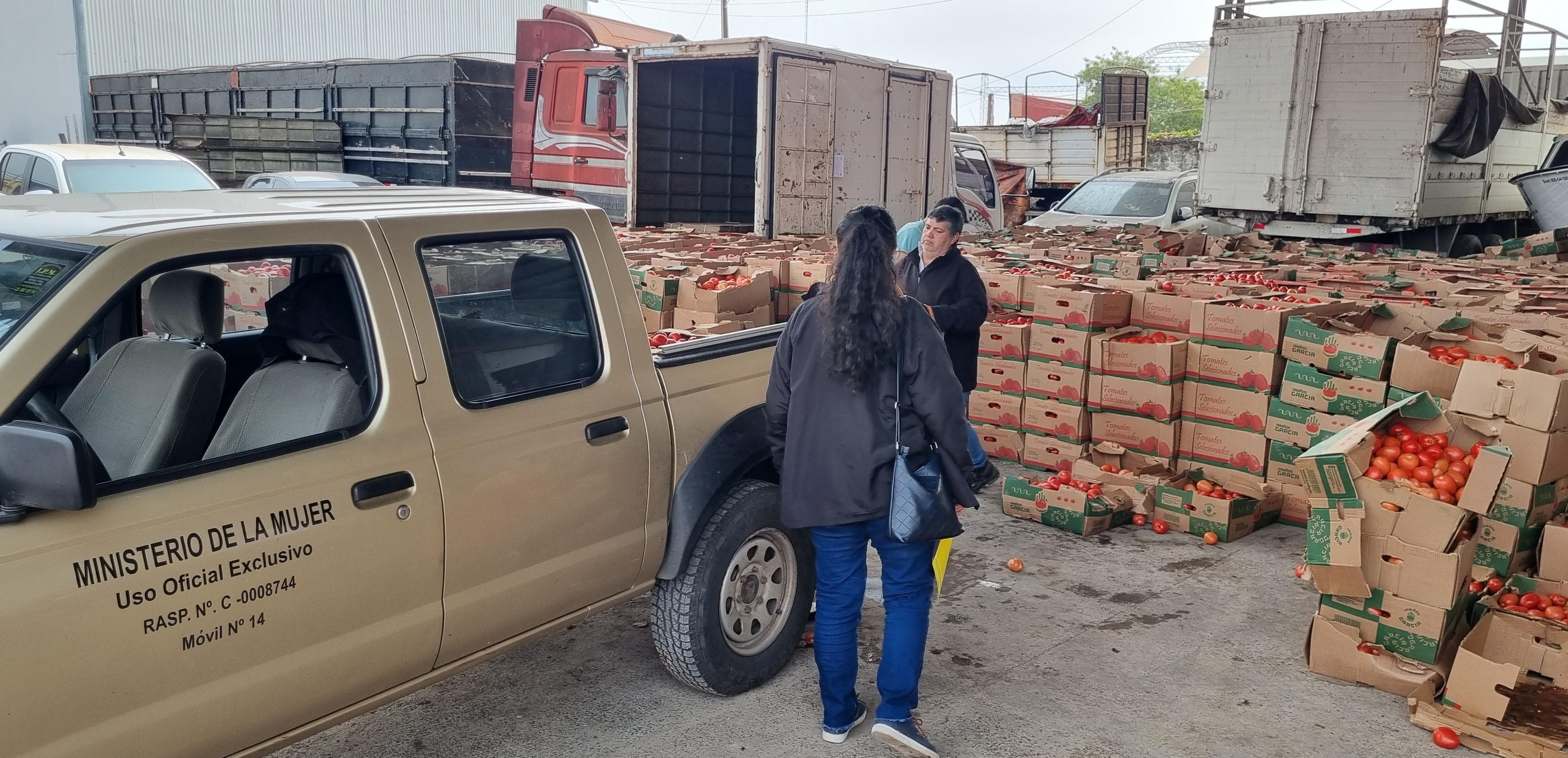 Representantes del Ministerio de la Mujer reciben los donativos.