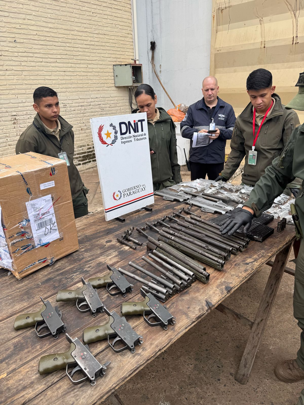 Incautan seis fusiles en el Aeropuerto Silvio Pettirossi