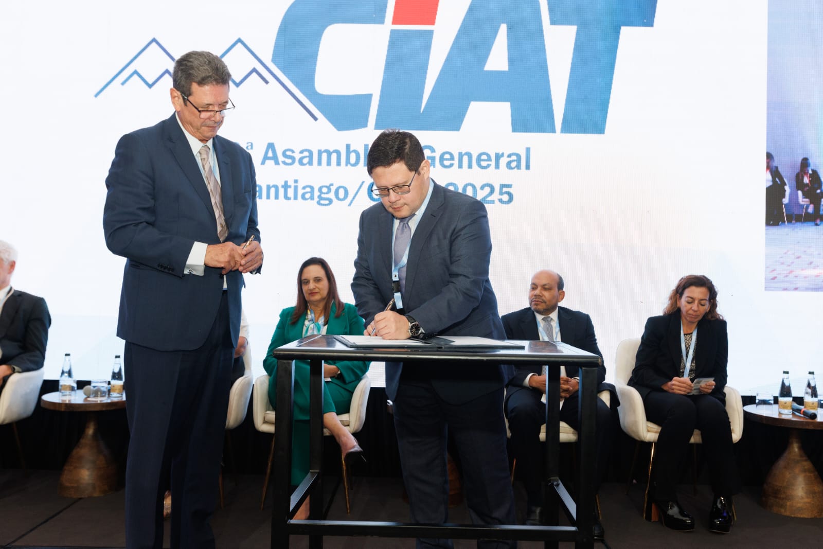 El director nacional Óscar Orué, suscribe el convenio de Cooperación Interinstitucional.