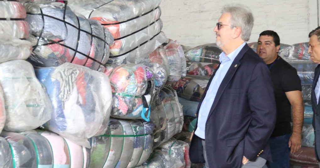 El titular de la UIP, Enrique Duarte, observa los productos decomisados
