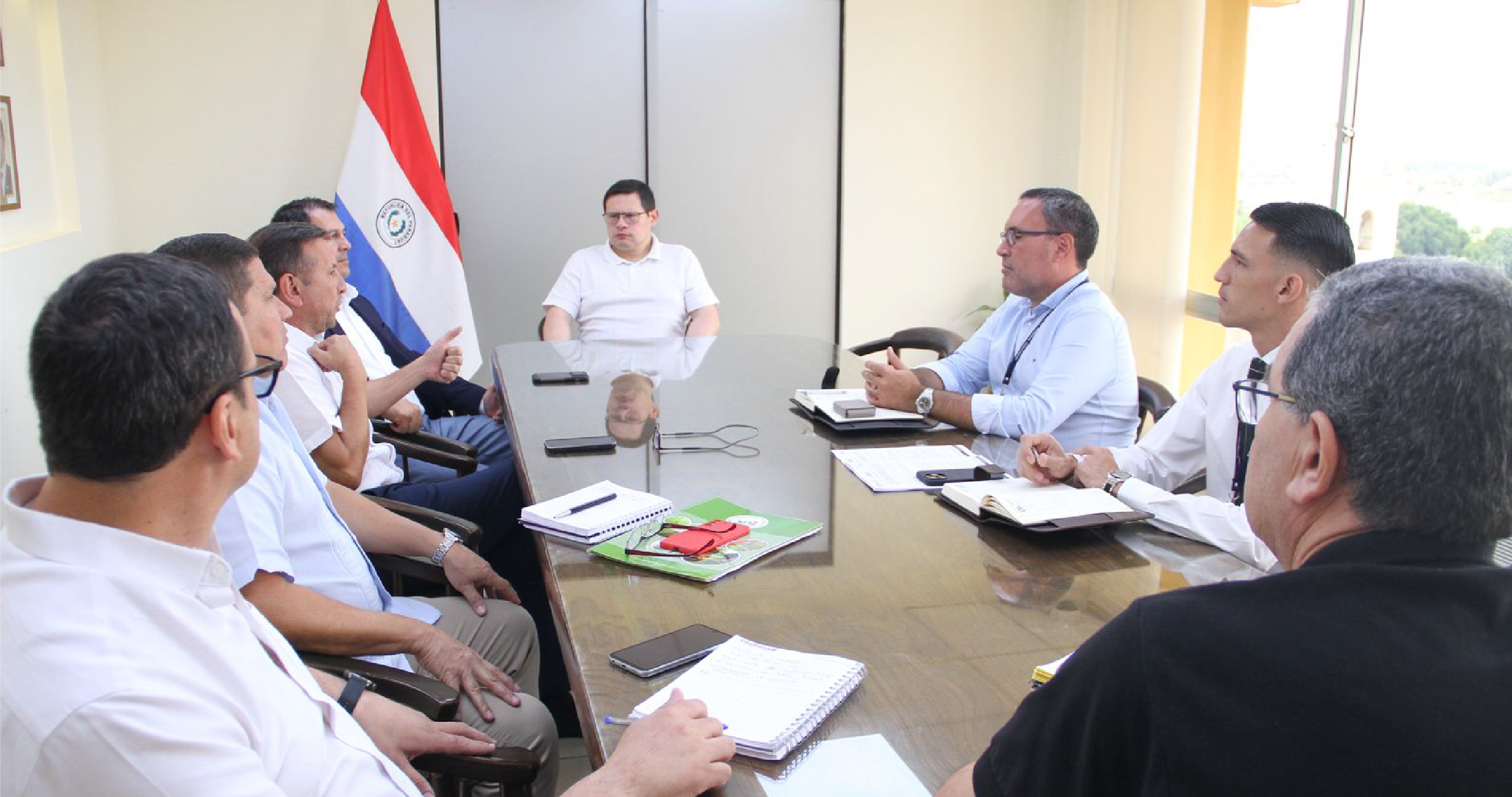 Autoridades del MAG y del SENAVE en reunión con el Director Nacional