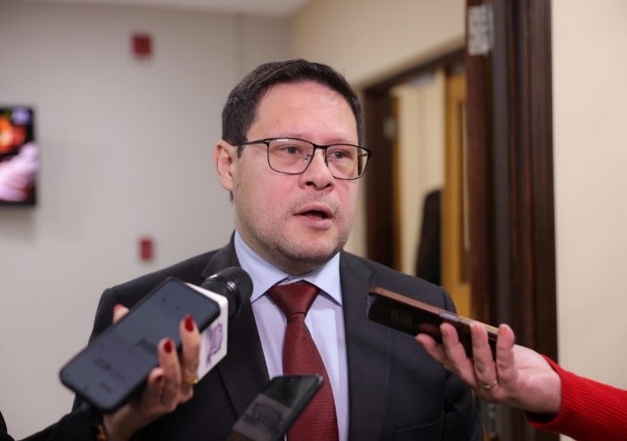 El director nacional, Óscar Orué, dando una entrevista al culminar la sesión.